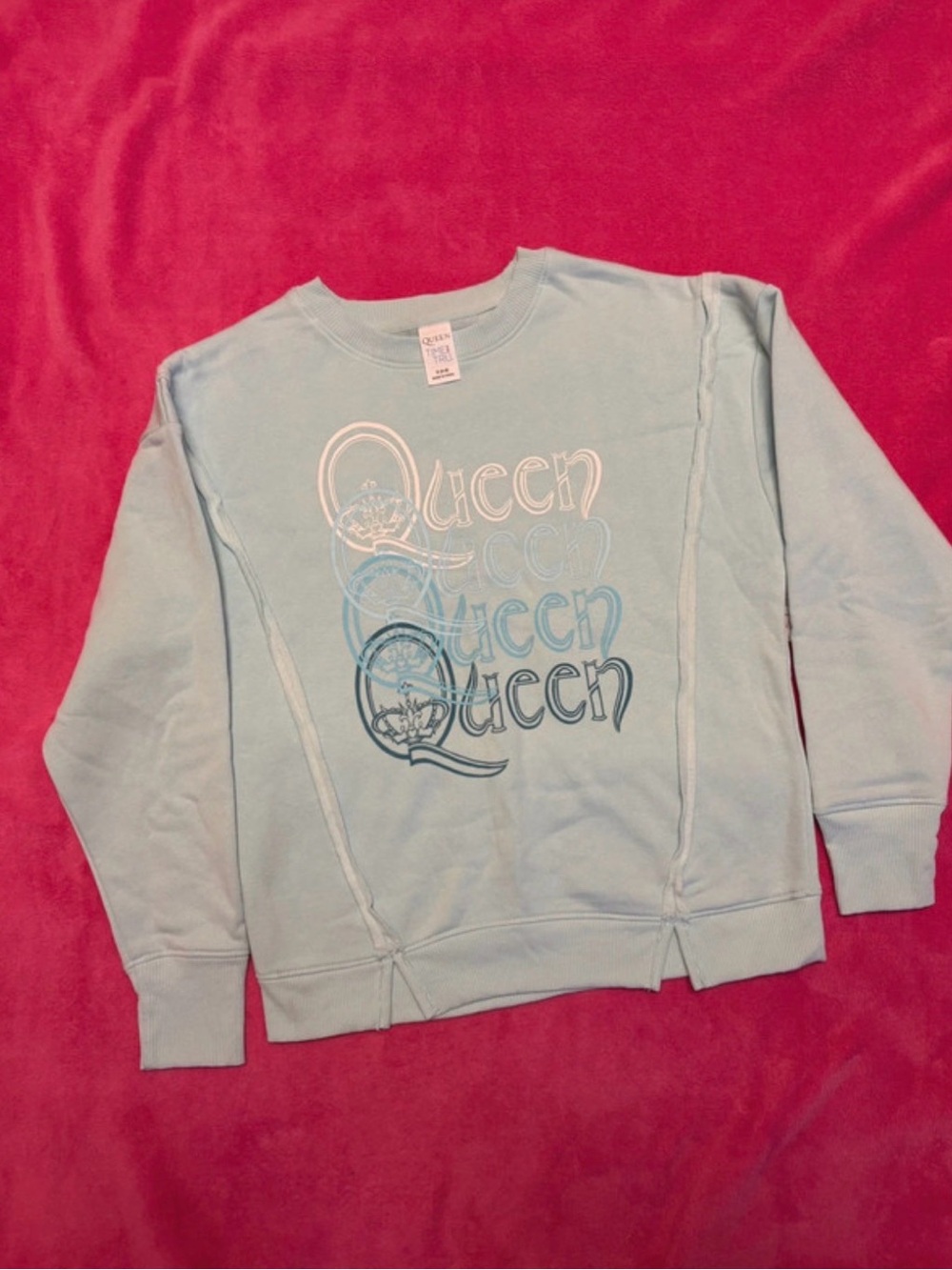 Light Blue Crewneck Sweatshirt with 'Queen' Graphic